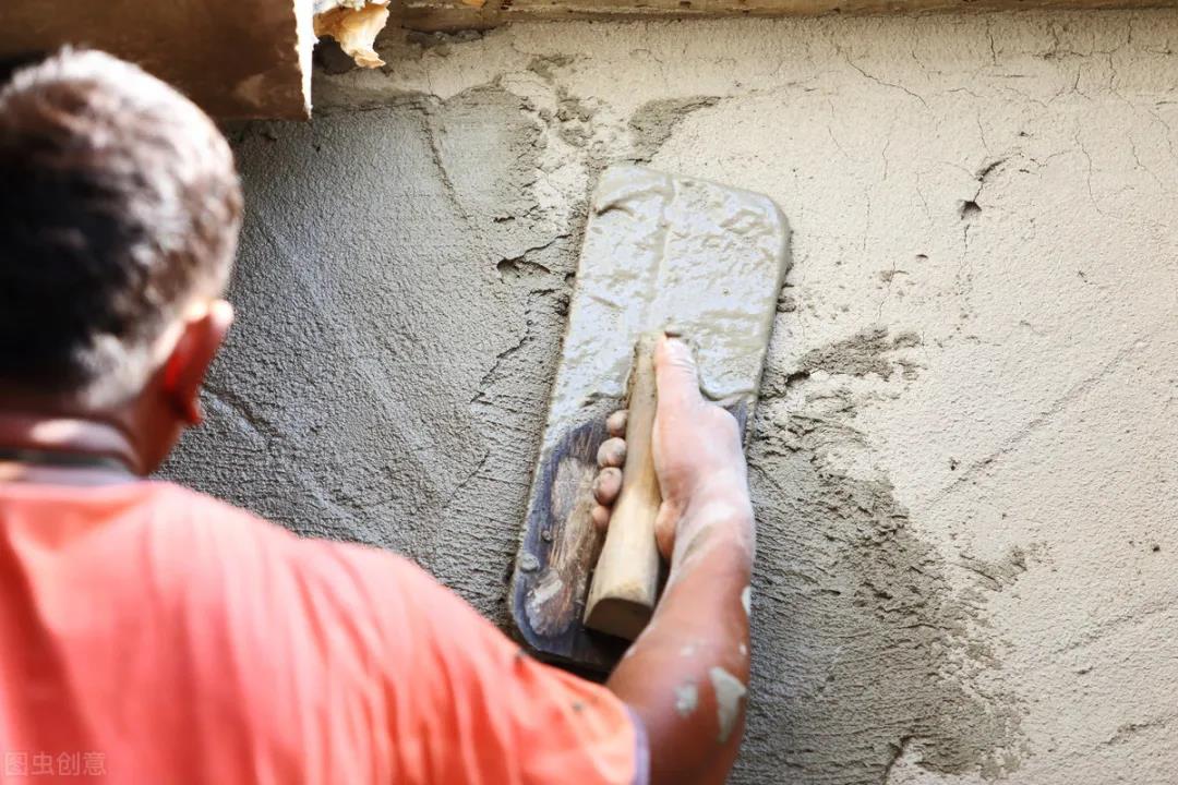 Почему на оштукатуренной цементным раствором стене появляются трещины
